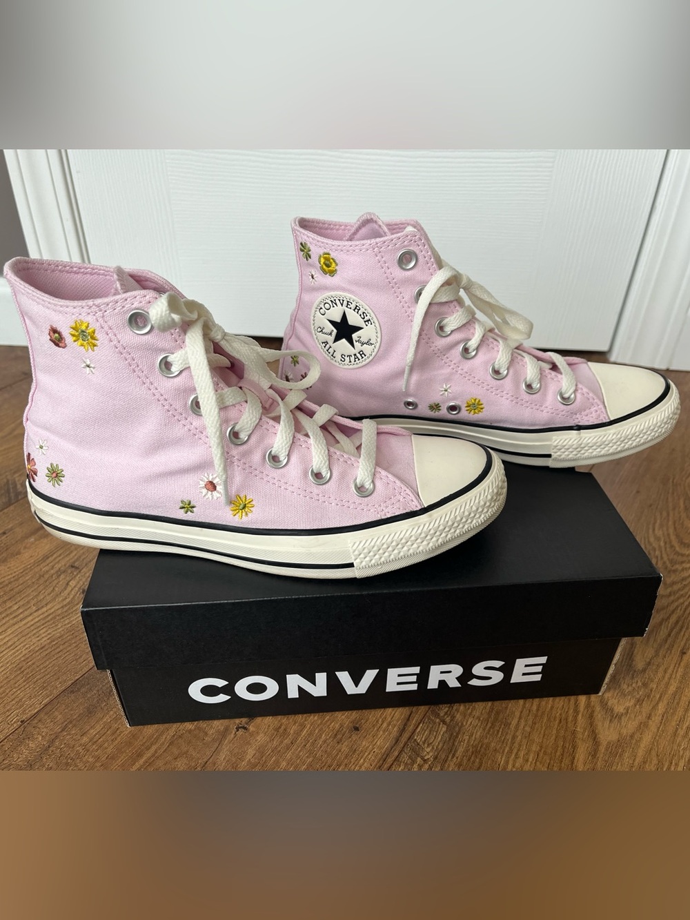 Converse Chuck Taylor All Star Embroidered Florals - Women’s size 7 - Picture 3 of 11